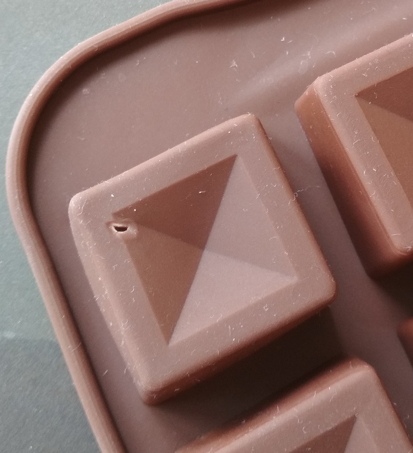 Фотография покупателя товара Форма для шоколада Доляна «Коробка конфет», силикон, 23,2×13,8×0,5 см, 24 ячейки, цвет коричневый - Фото 3