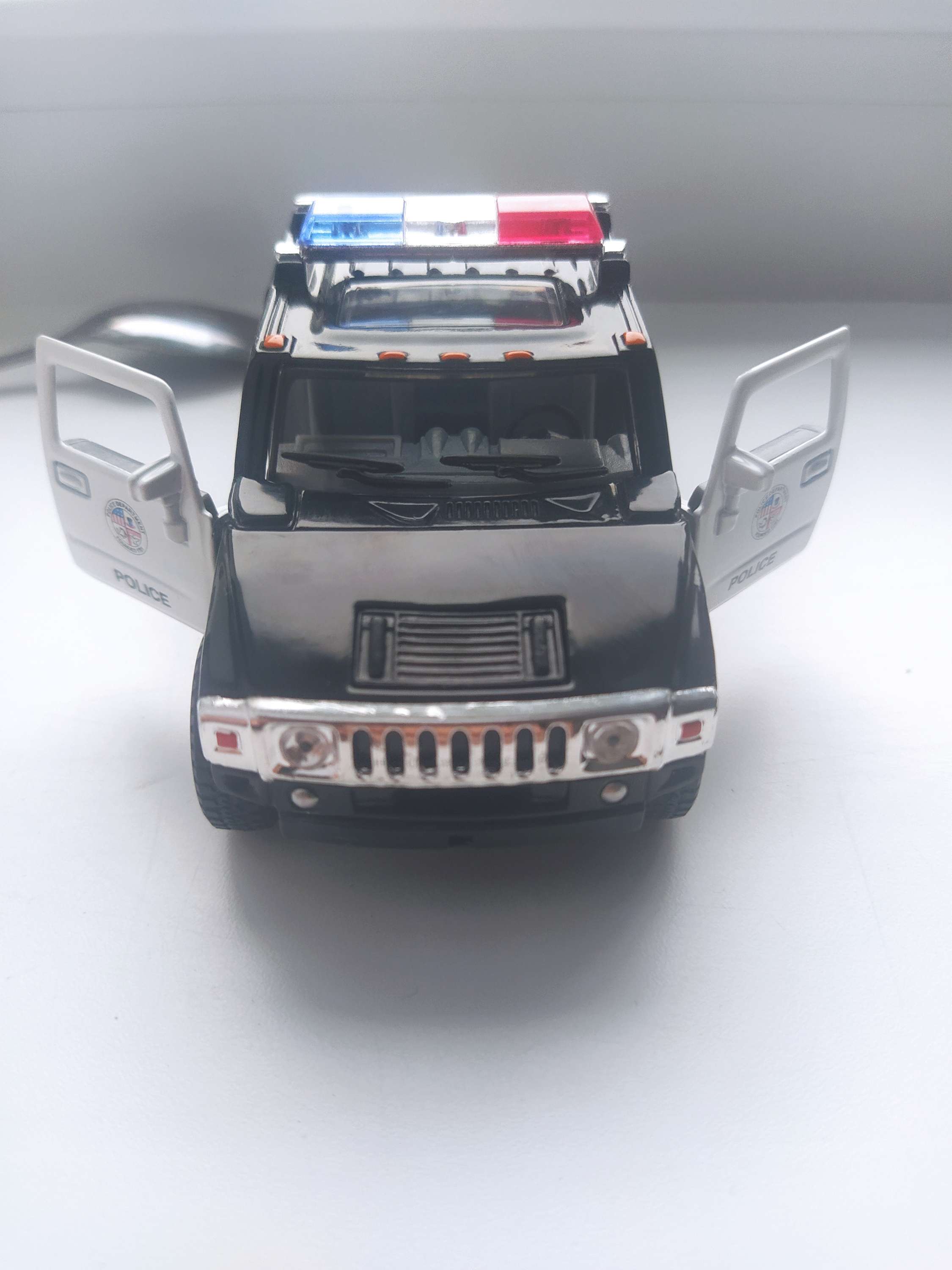 Фотография покупателя товара Машина металлическая Hummer H2 SUT (Police), масштаб 1:40, открываются двери, инерция, МИКС - Фото 1