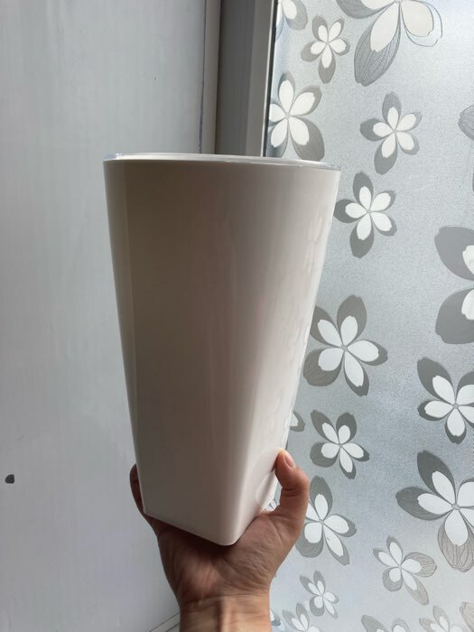 Фотография покупателя товара Кашпо для цветов со вставкой «Грейс», 2,7 л (1,5 л), цвет белый - Фото 6