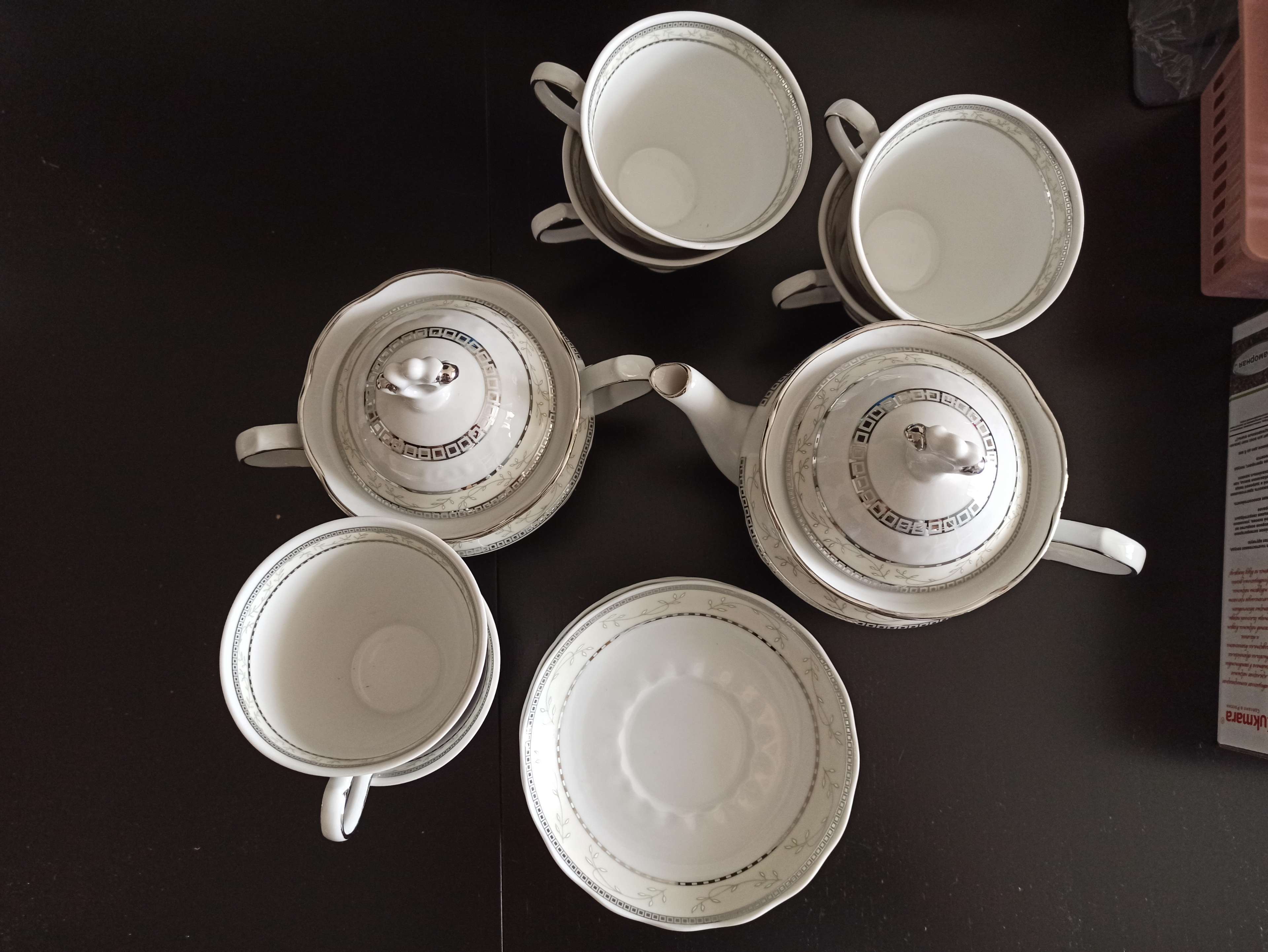 Фотография покупателя товара Сервиз чайный фарфоровый «Европейский», 14 предметов: чайник 800 мл, 6 чашек 250 мл, 6 блюдец d=15 cм, сахарница 550 мл