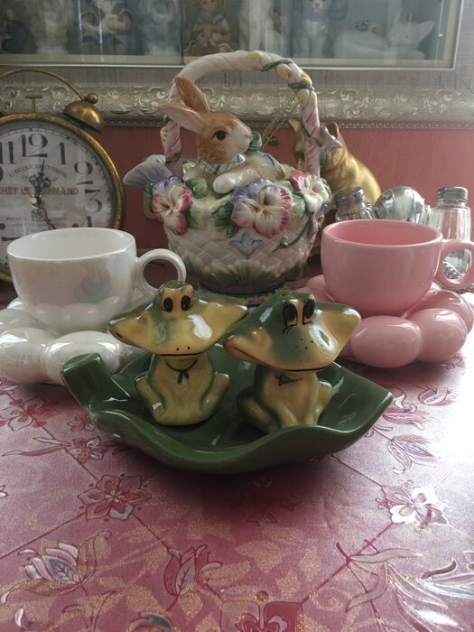 Фотография покупателя товара Набор для специй Кунгурская керамика «Лягушки», 2 предмета на подставке: солонка, перечница, зелёная - Фото 2