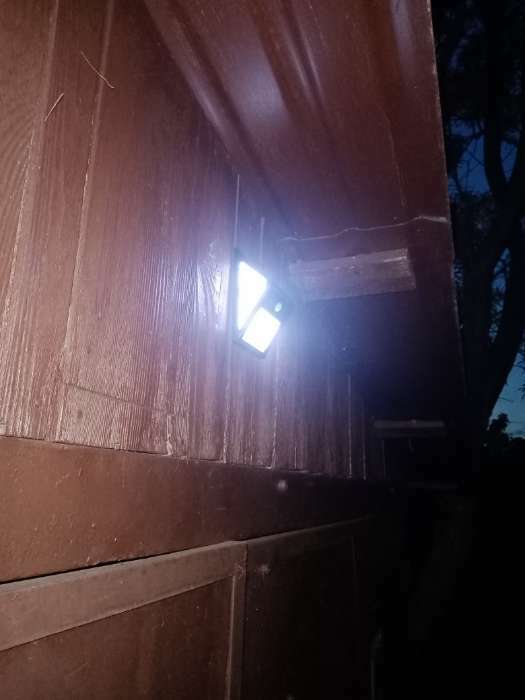 Фотография покупателя товара Садовый светильник на солнечной батарее с датчиком движения, накладной, 9.5 × 13 × 5 см, 150 LED, свечение белое - Фото 1