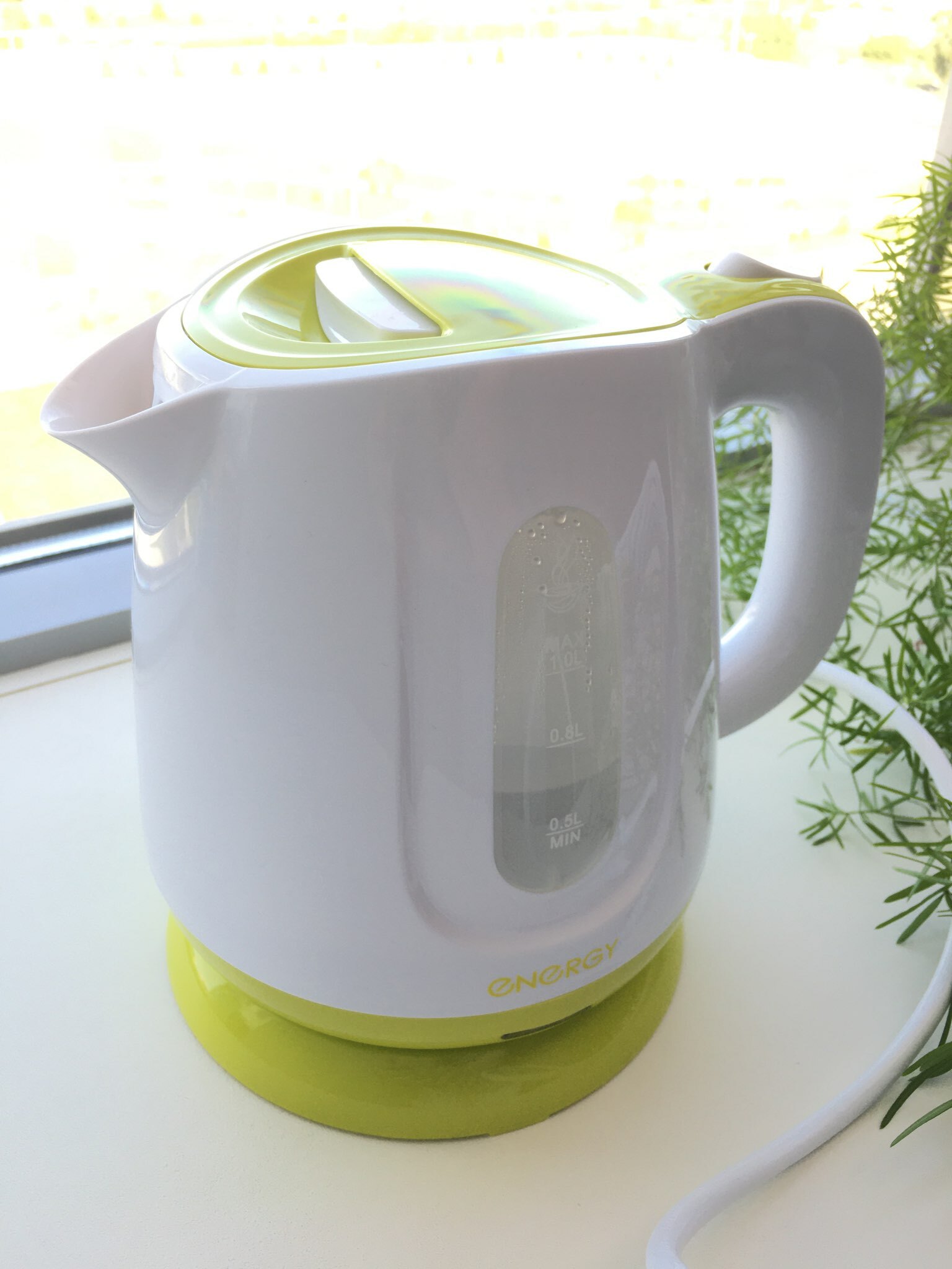 Фотография покупателя товара Чайник электрический ENERGY E-234, пластик, 1 л, 1100 Вт, бело-зелёный - Фото 1