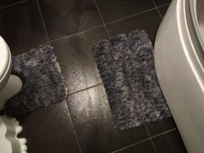 Фотография покупателя товара Набор ковриков для ванной и туалета Доляна «Пушистик», 2 шт, 38×40, 40×60 см, цвет серо-чёрный - Фото 2