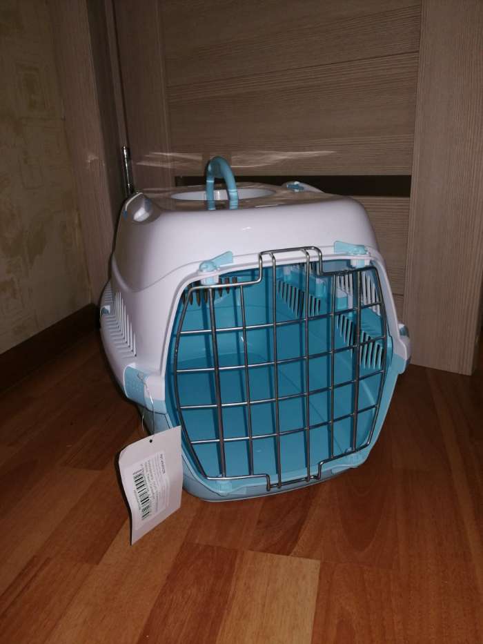 Фотография покупателя товара Переноска для животных до 12 кг "Пижон" 49х33х32см, металлическая дверь, бело-голубая