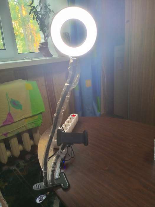 Фотография покупателя товара Светодиодная кольцевая лампа LuazON СК-001, гибкая ножка, 5 Вт, 12 ламп, 10 режимов - Фото 13