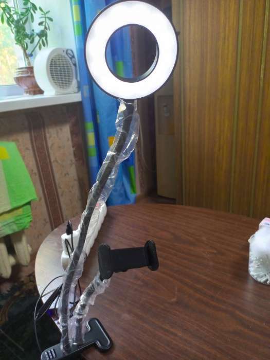 Фотография покупателя товара Светодиодная кольцевая лампа LuazON СК-001, гибкая ножка, 5 Вт, 12 ламп, 10 режимов - Фото 11