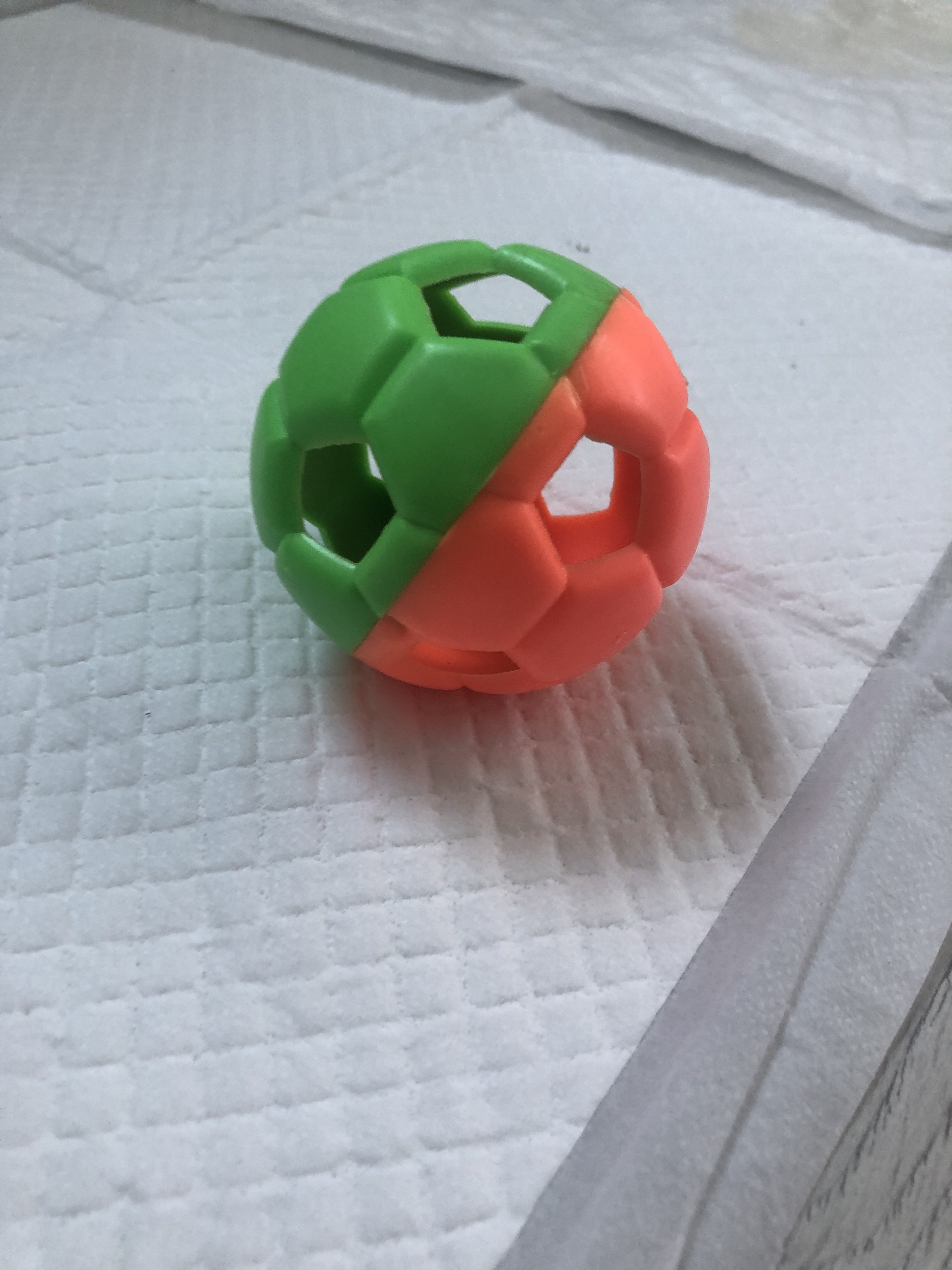 Фотография покупателя товара Игрушка резиновая "Футбольный мяч" с бубенчиком, 6 см, микс цветов - Фото 1