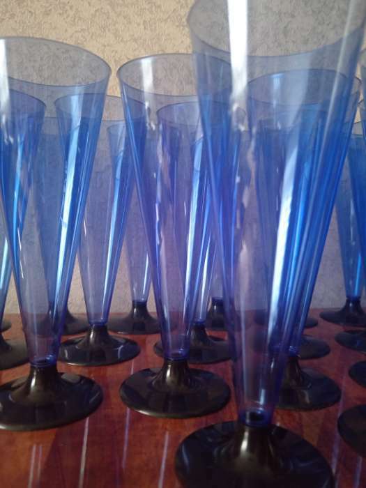 Фотография покупателя товара Фужер пластиковый одноразовый для шампанского «Конус», 150 мл, с чёрной ножкой, цвет прозрачный - Фото 2