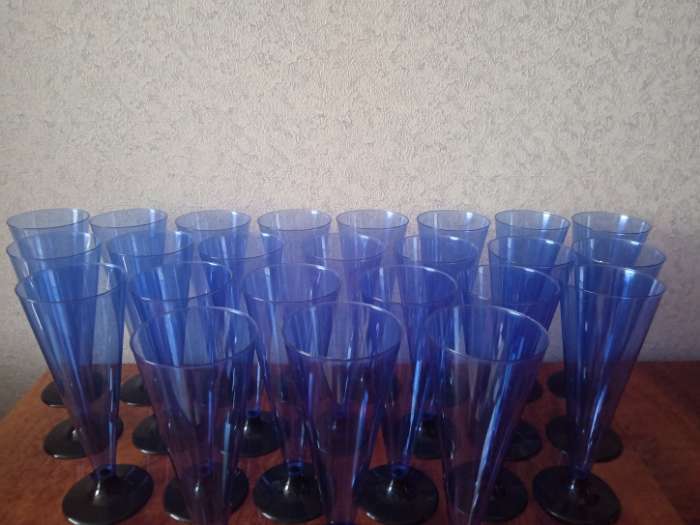 Фотография покупателя товара Фужер пластиковый одноразовый для шампанского «Конус», 150 мл, с чёрной ножкой, цвет прозрачный - Фото 4