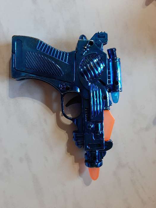 Фотография покупателя товара Пистолет «Сверчок», световые и звуковые эффекты, работает от батареек, цвета МИКС - Фото 5