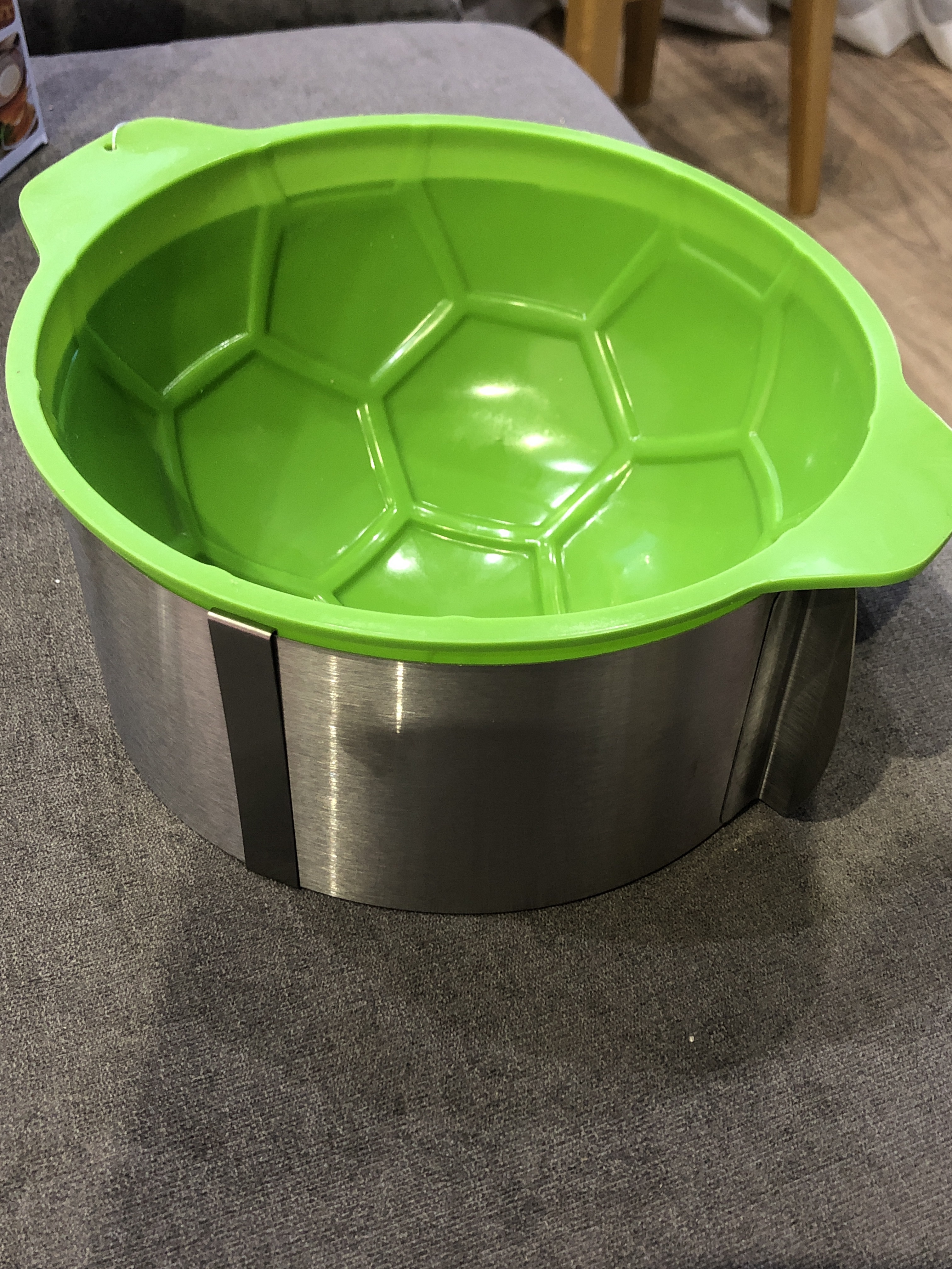 Фотография покупателя товара Форма силиконовая для выпечки Доляна «Футбольный мяч», 22,5×19 см, цвет МИКС - Фото 1