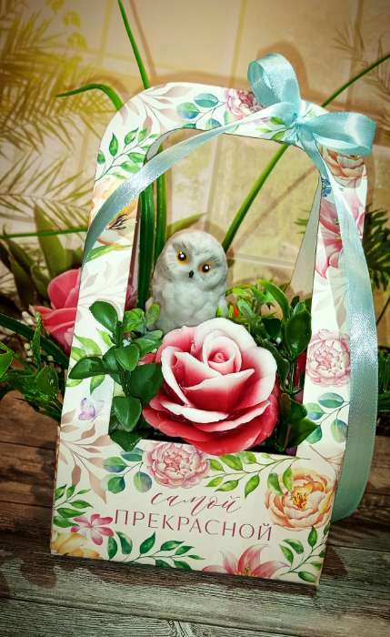 Фотография покупателя товара Коробка-переноска для цветов «Самой прекрасной», 12 × 12 × 22 см