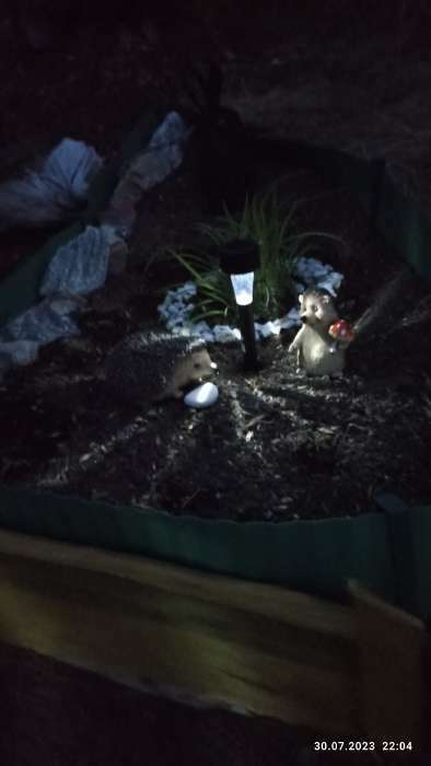 Фотография покупателя товара Садовый светильник на солнечной батарее «Трапеция», 4.5 × 30 × 4.5 см, 1 LED, свечение белое - Фото 15