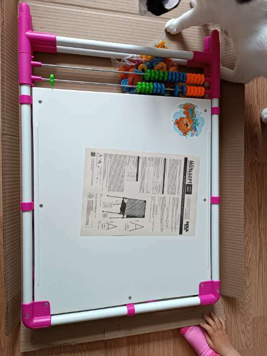 Фотография покупателя товара Мольберт детский двусторонний «Доска знаний», регулируется по высоте, + учебные принадлежности, цвет розовый - Фото 6
