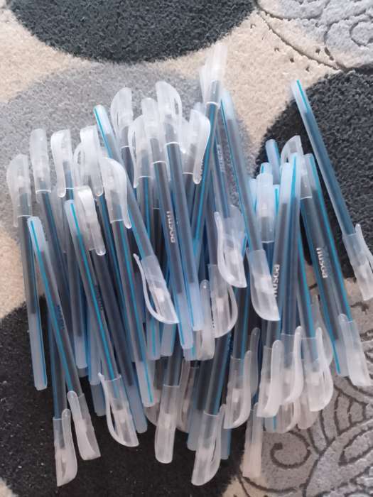 Фотография покупателя товара Ручка шариковая "TRIANGLE" узел игольчатый 0.7 мм, бесстержневая, трехгранный корпус, чернила синие премиум на масляной основе, МИКС - Фото 3
