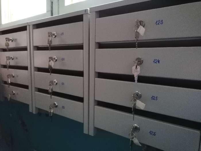 Фотография покупателя товара Ящик почтовый многосекционный, 4 секций, с задней стенкой, серый, дверка МИКС - Фото 2