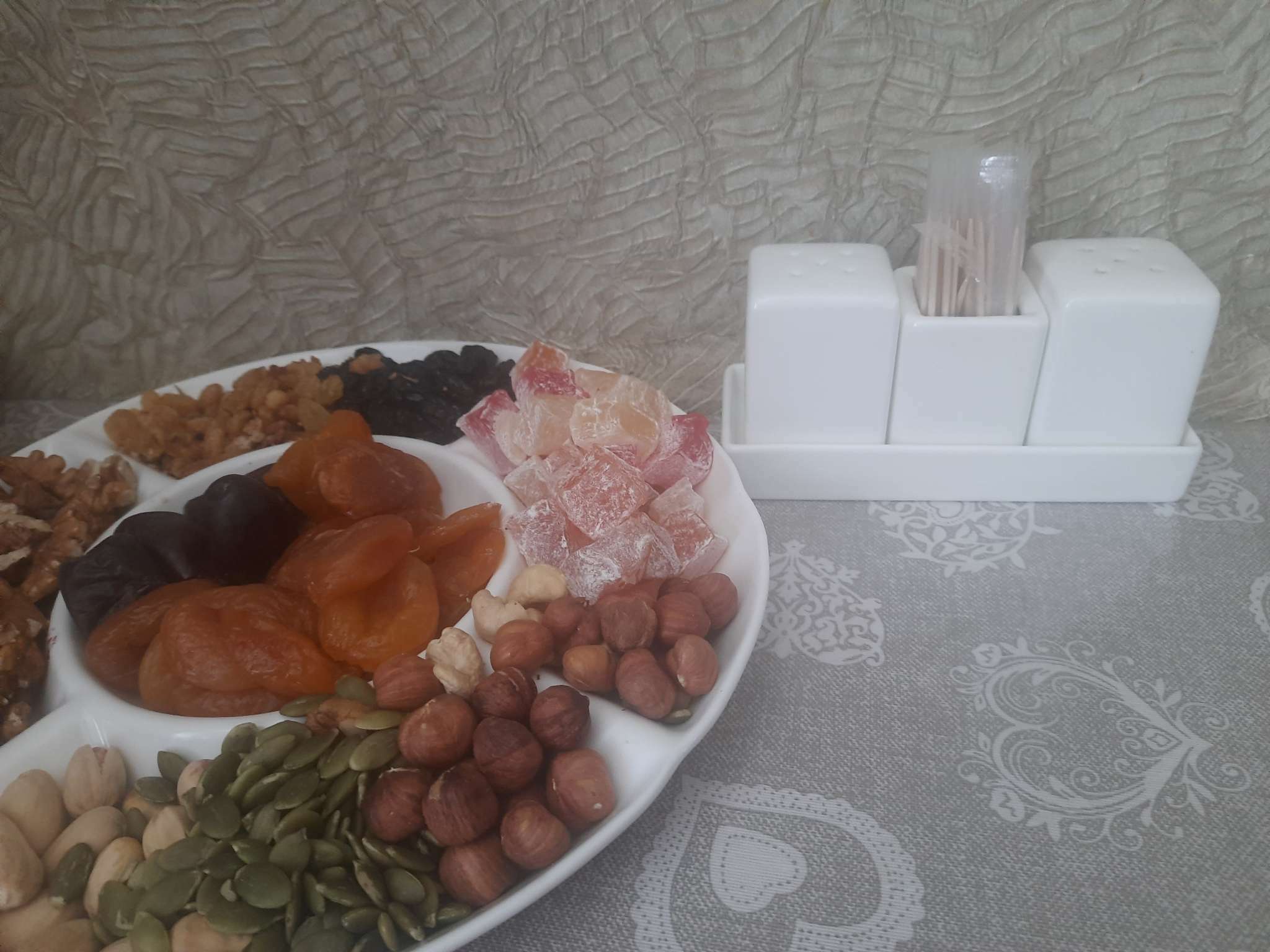 Фотография покупателя товара Набор фарфоровый для специй Wilmax, 3 предмета: солонка 60 мл, перечница 60 мл, ёмкость для зубочисток, цвет белый - Фото 2