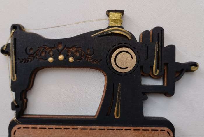 Фотография покупателя товара Игольница сувенир "Швейная машинка", МДФ, Дуб-черный, 7,5х5,5х12,5 см - Фото 3