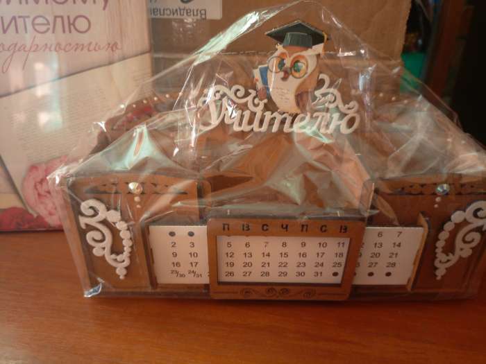 Фотография покупателя товара Календарь-карандашница "Учителю" с совой, мдф, дуб, 22х7х14 см - Фото 1
