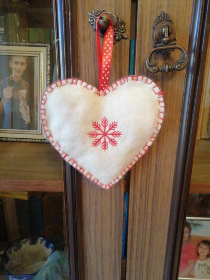Фотография покупателя товара Новогодняя ёлочная игрушка, набор для создания подвески из фетра «Сердечко со снежинкой» - Фото 1