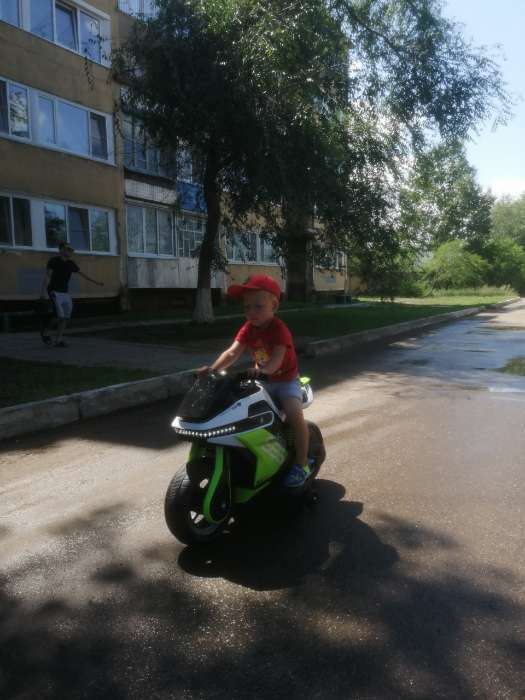 Фотография покупателя товара Электромобиль «Мотоцикл», 1 мотор, кожаное сидение, цвет бело-зелёный - Фото 6