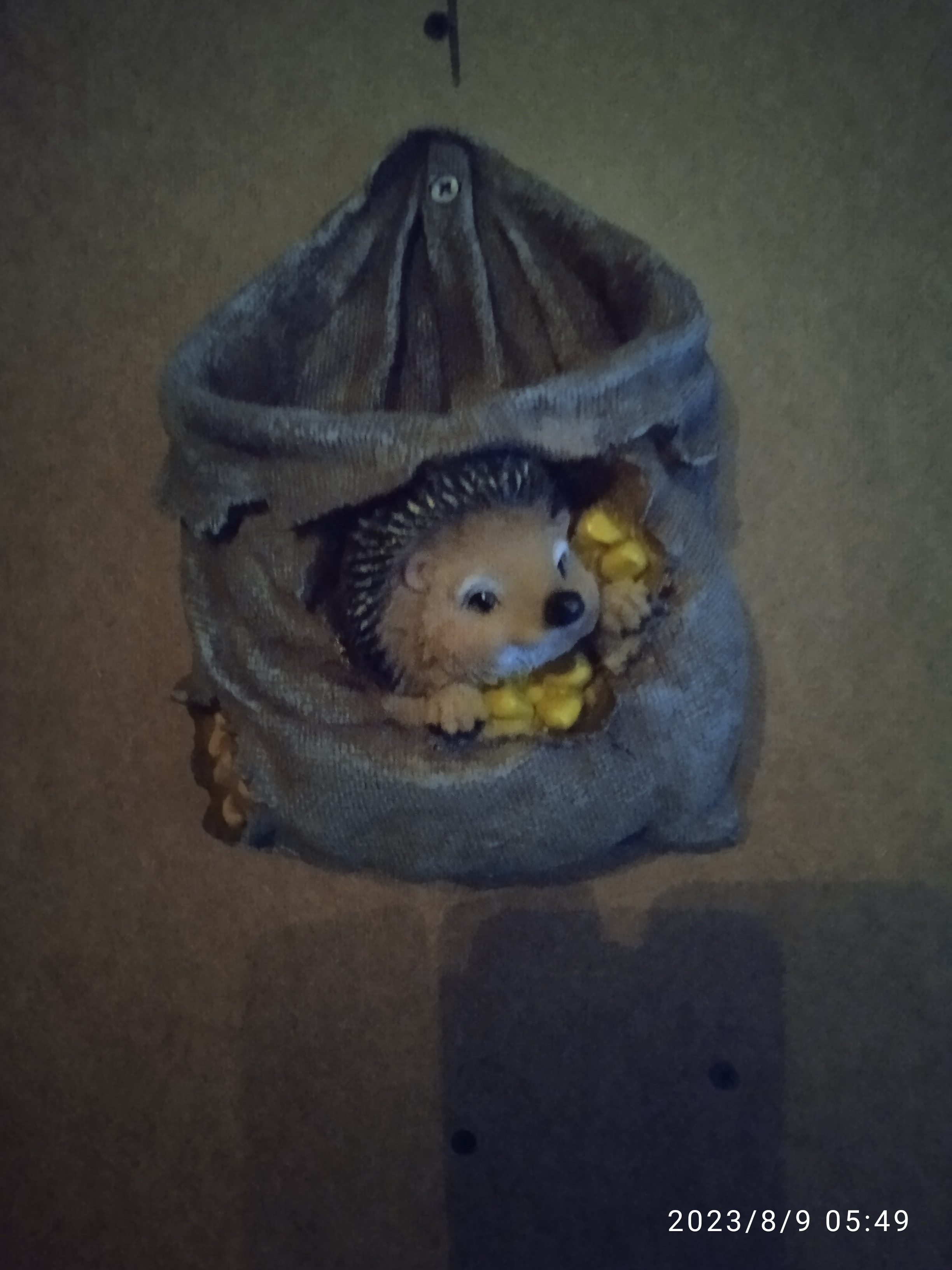 Фотография покупателя товара Декоративное кашпо из гипса «Ёжик в мешочке с кукурузой», 0.18 л, 13.2×11×20 см - Фото 2