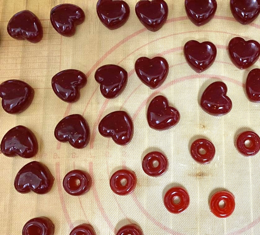 Фотография покупателя товара Форма для муссовых десертов и выпечки Доляна «Сердца», 29,7×17,3×1,5 см, 35 ячеек (2,7×2,5 см), цвет белый - Фото 6