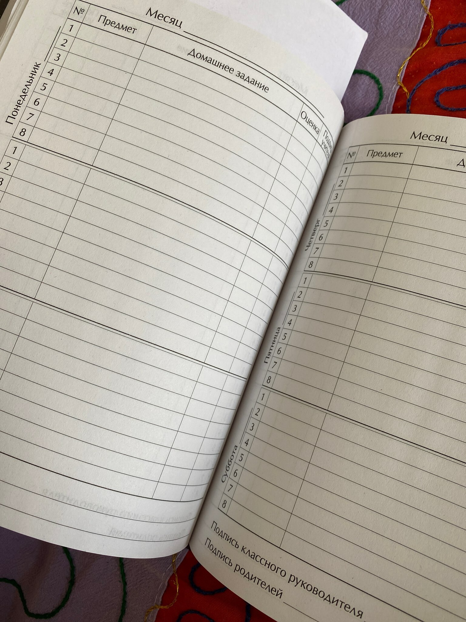 Фотография покупателя товара Дневник для 1-4 классов, "Единорог", твердая обложка 7БЦ, глянцевая ламинация, 48 листов - Фото 4