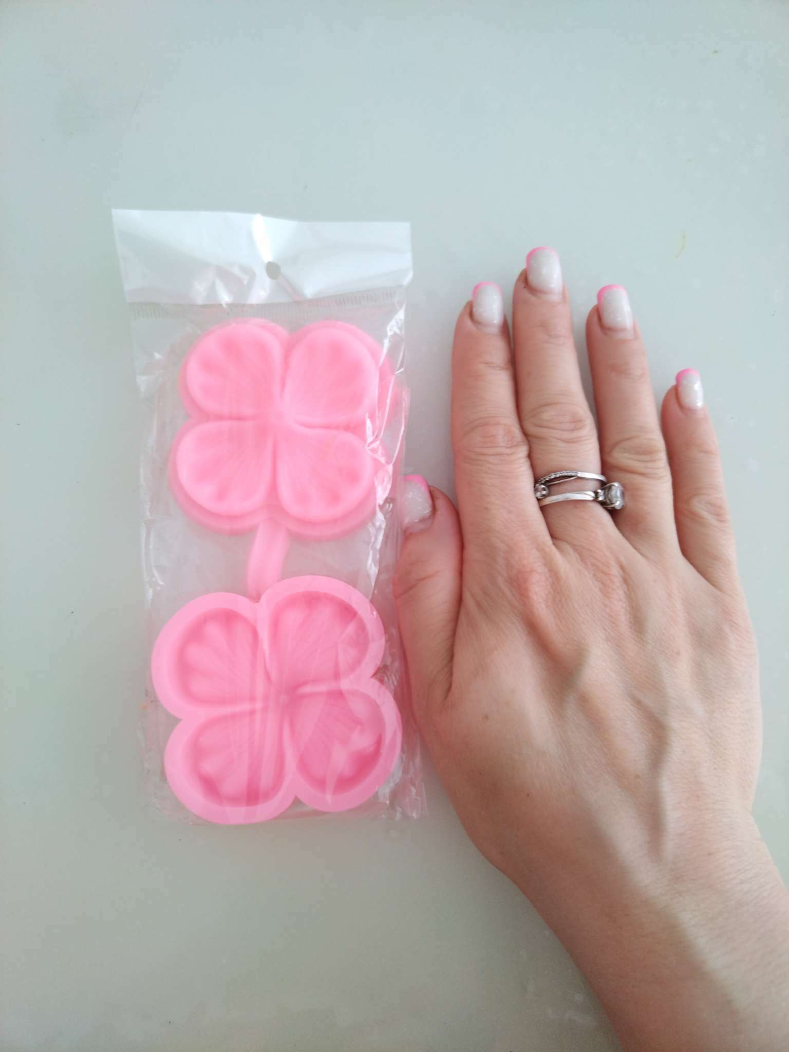 Фотография покупателя товара Молд «Клевер», силикон, 14×6×1 см, цвет МИКС - Фото 1