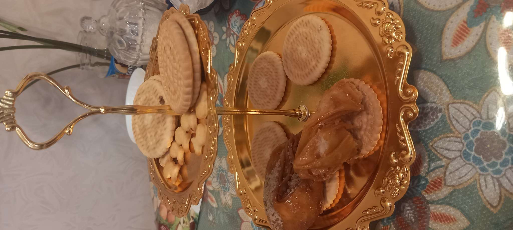 Фотография покупателя товара Подставка для десертов и фруктов 2-х ярусная «Изида», 25×25×26 см, цвет золотой - Фото 1