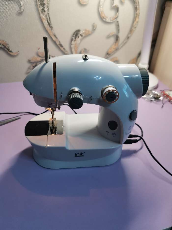 Фотография покупателя товара Швейная машина Irit IRP-01, 9 Вт, полуавтомат, от батареек/сети, бело-серая