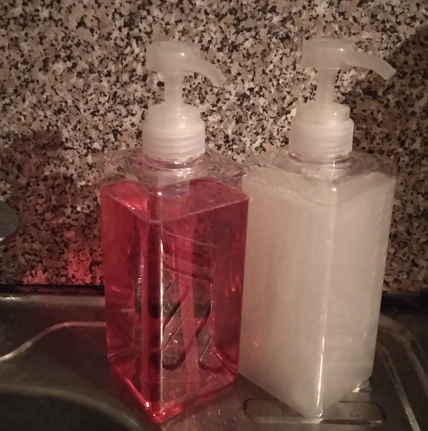 Фотография покупателя товара Дозатор для жидкого мыла Доляна, 700 мл, 6,5×20 см, цвет прозрачный