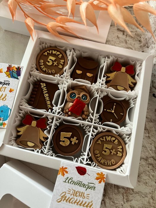 Фотография покупателя товара Коробка под 9 конфет с обечайкой, с окном, с тонкими разделителями, белый 14,7х14,7х3,4 см