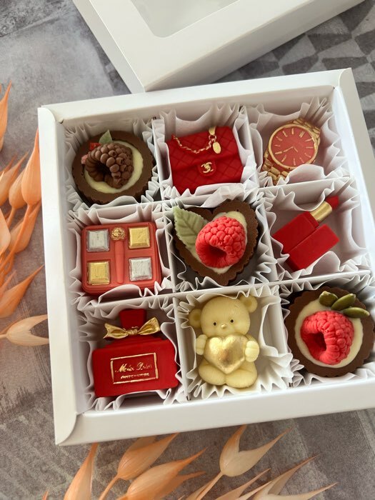 Фотография покупателя товара Коробка под 9 конфет с обечайкой, с окном, с тонкими разделителями, белый 14,7х14,7х3,4 см - Фото 3