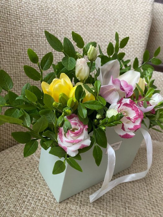 Фотография покупателя товара Коробка для цветов складная, розовая «Счастье ждет тебя», 17 × 13 × 7 см - Фото 12