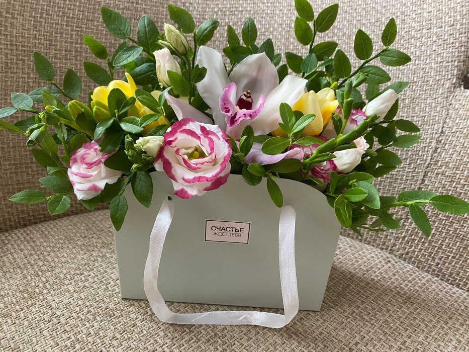 Фотография покупателя товара Коробка для цветов складная, розовая «Счастье ждет тебя», 17 × 13 × 7 см - Фото 13