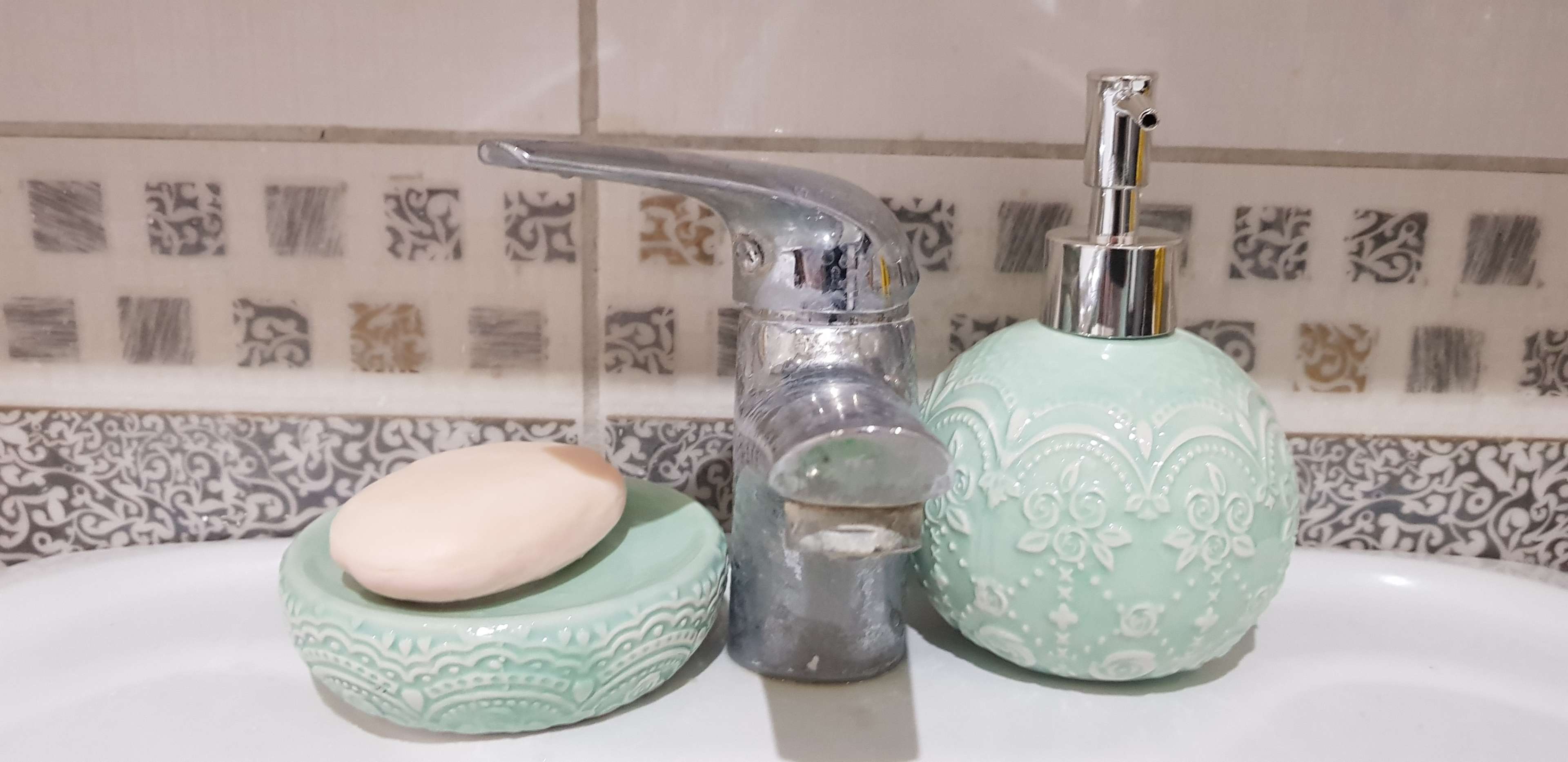 Фотография покупателя товара Набор аксессуаров для ванной комнаты Доляна «Розы. Узор», 4 предмета (дозатор 400 мл, мыльница, 2 стакана), цвет голубой