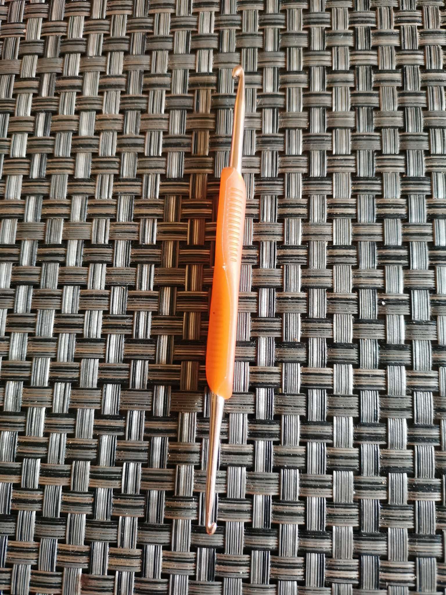 Фотография покупателя товара Крючок для вязания, двусторонний, с силиконовой ручкой, d = 4/6 мм, 13,5 см, цвет оранжевый - Фото 1