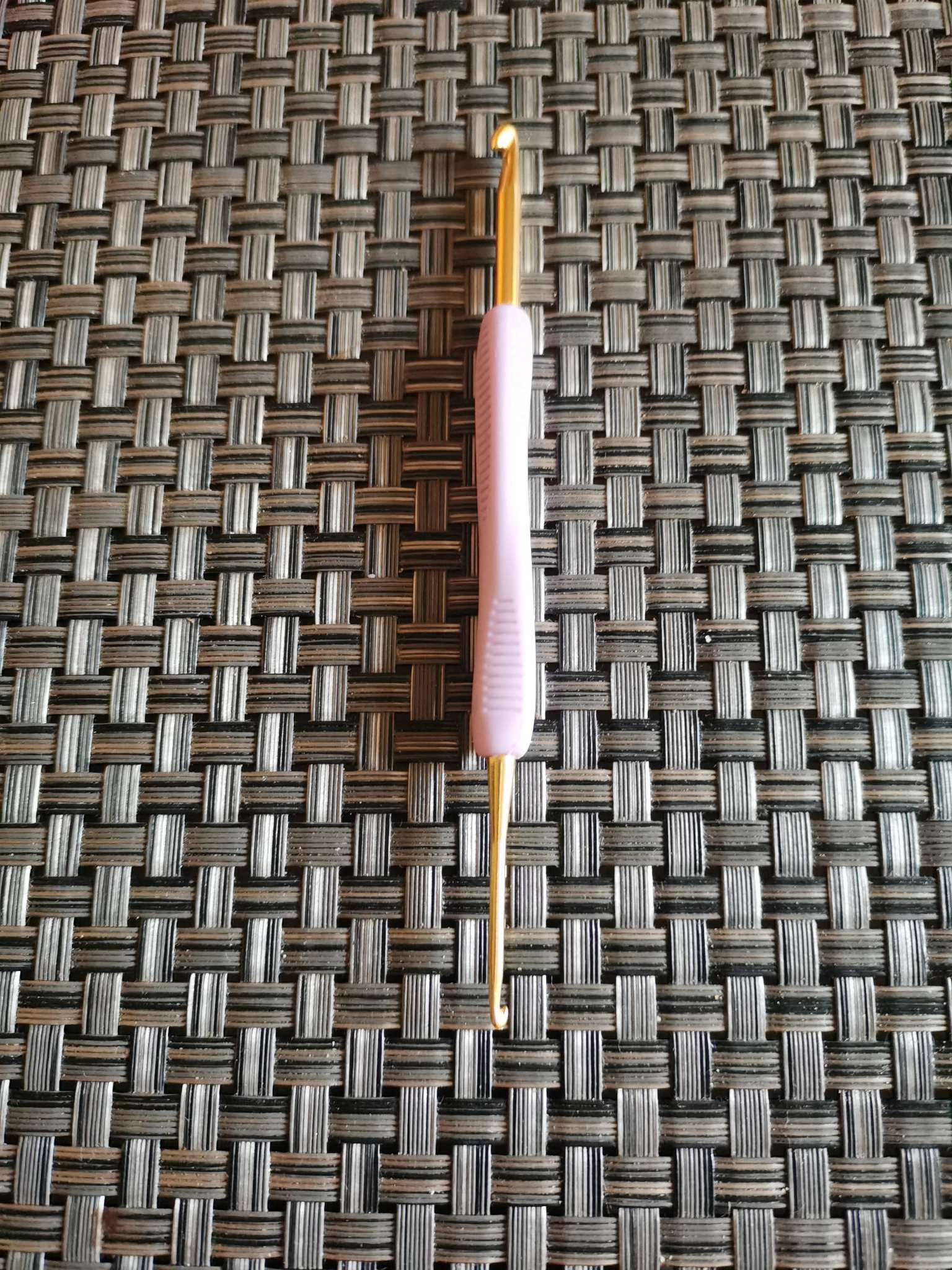 Фотография покупателя товара Крючок для вязания, двусторонний, с прорезиненной ручкой, d = 2/3 мм, 13,5 см, цвет розовый - Фото 1
