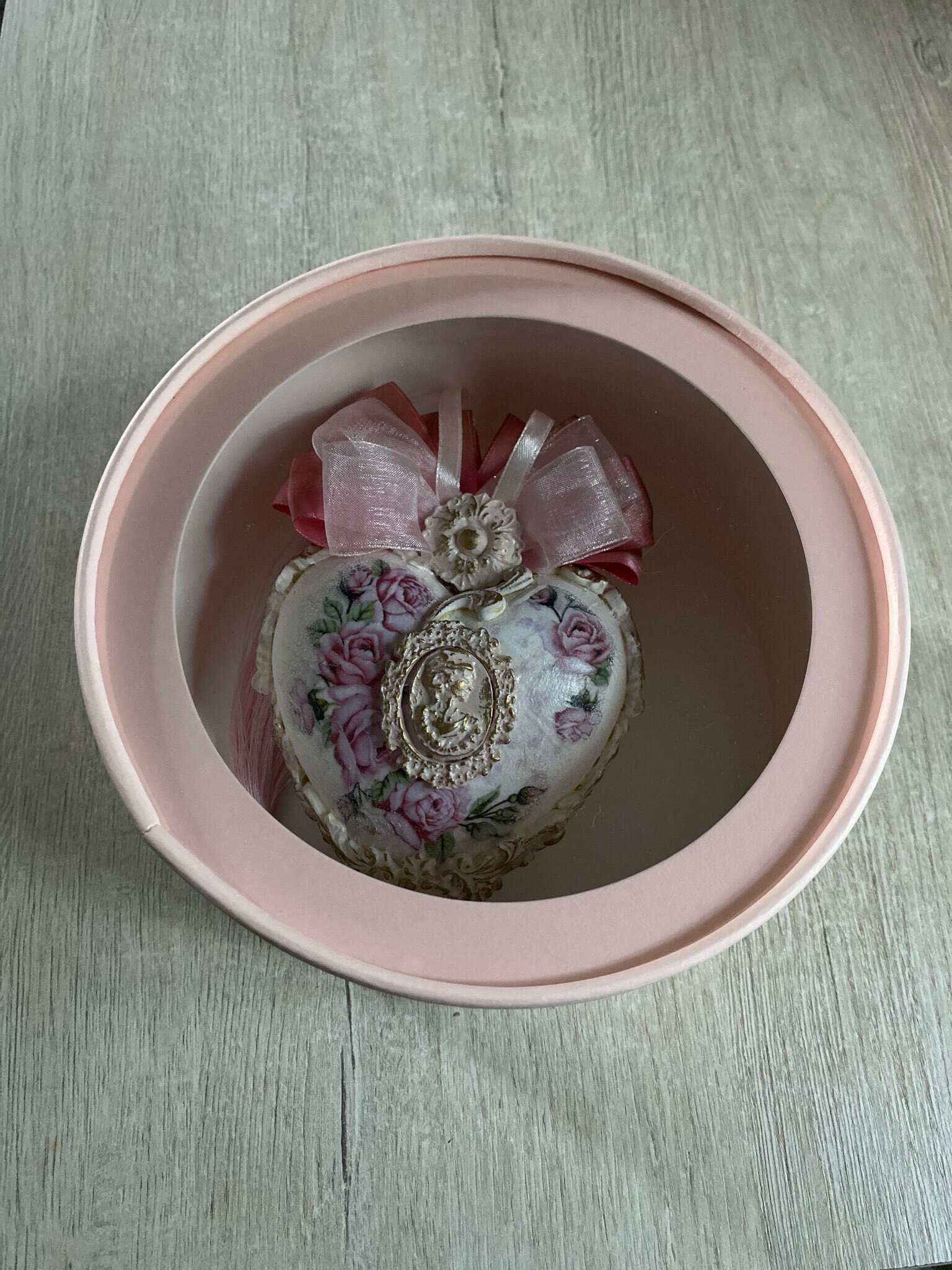 Фотография покупателя товара Подарочная коробка "Розовый персик" завальцованная с окном, 18 х 10 см - Фото 1