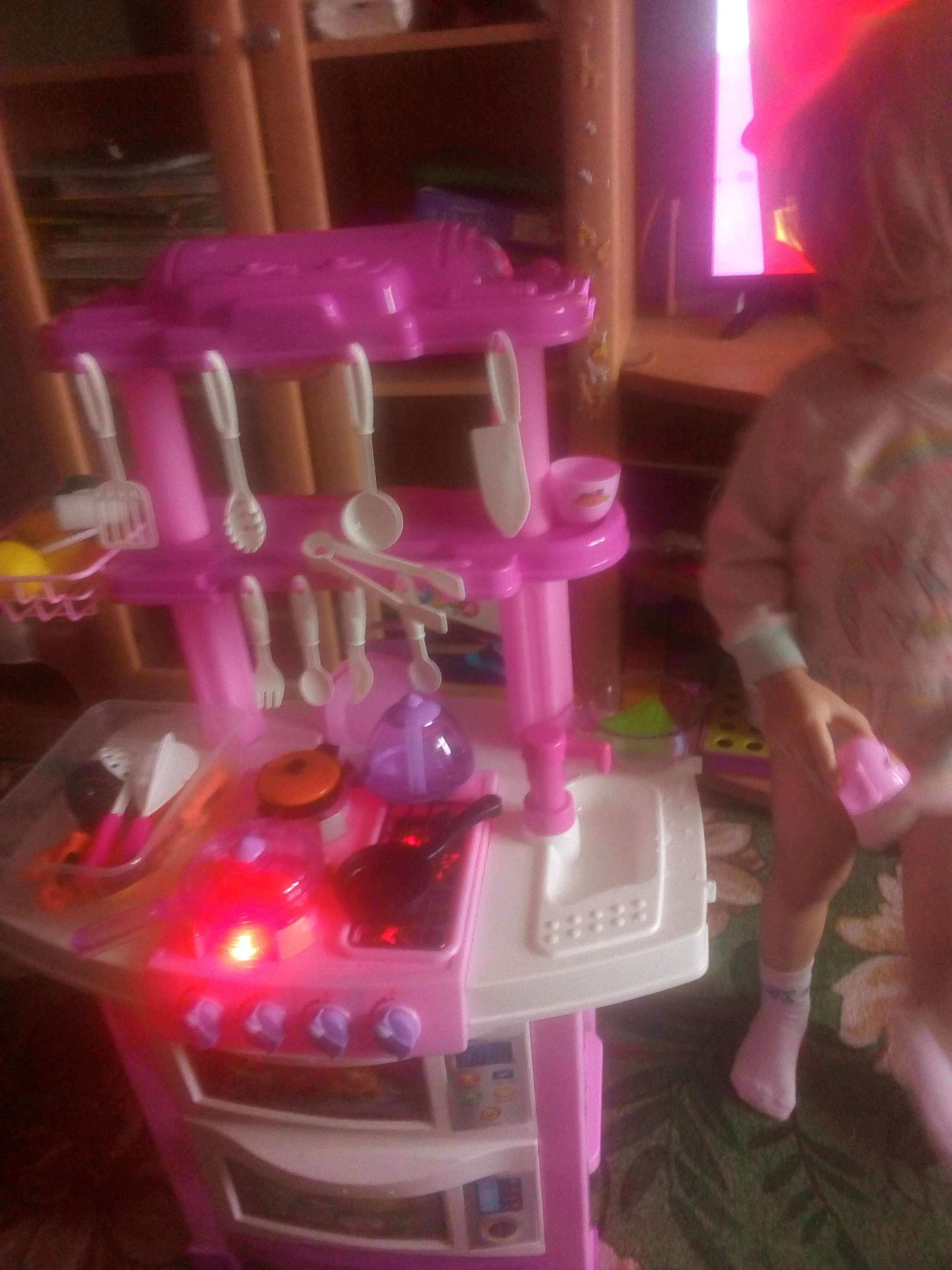 Фотография покупателя товара Игровой набор «Лучшая кухня» с аксессуарами, световые и звуковые эффекты, бежит вода из крана, 33 предмета, уценка - Фото 3