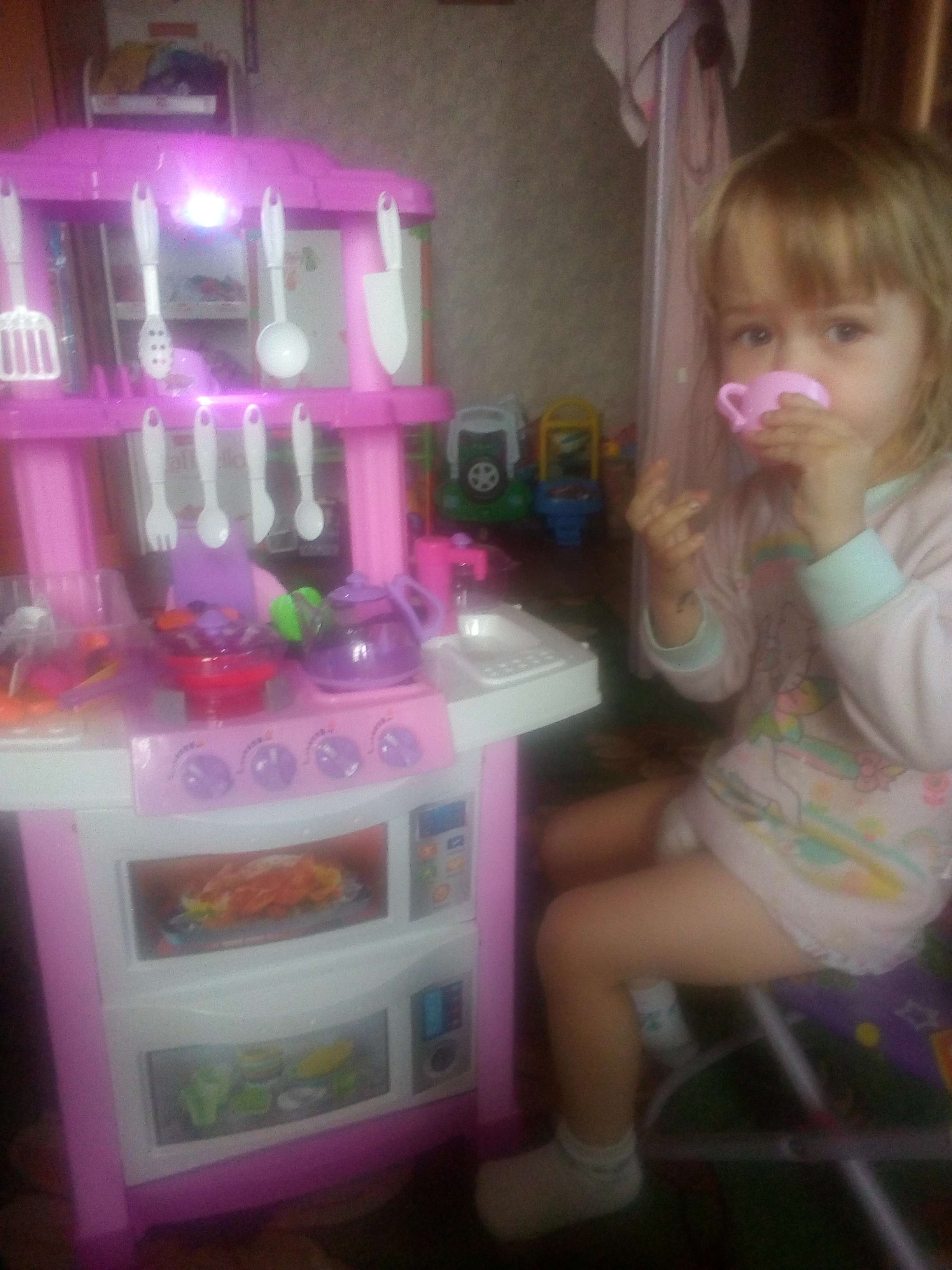 Фотография покупателя товара Игровой набор «Лучшая кухня» с аксессуарами, световые и звуковые эффекты, бежит вода из крана, 33 предмета, уценка - Фото 4