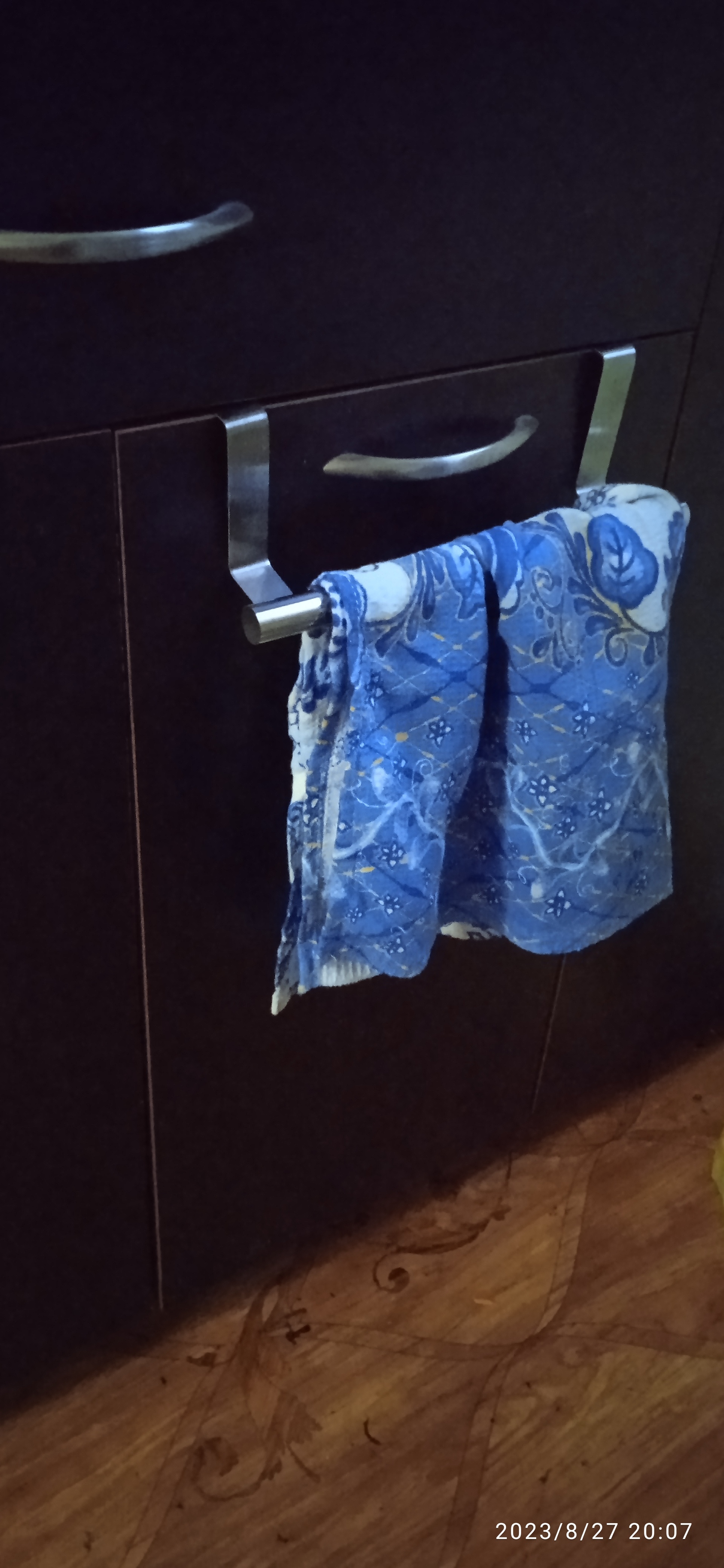 Фотография покупателя товара Держатель для полотенец на дверцу «Классик», 23.5×7×8 см, хромированный - Фото 4