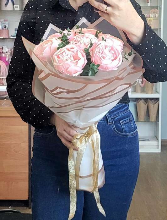 Фотография покупателя товара Пленка для цветов и букетов, розовая, 58×58 см, 50 мкм - Фото 13