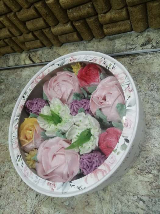Фотография покупателя товара Коробка для макарун, кондитерская упаковка тубус с окном, «Цвети от счастья» 20 х 20 х 5 см