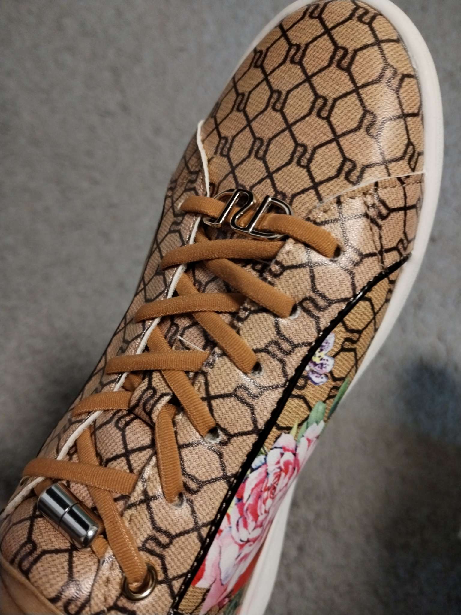 Фотография покупателя товара Шнурки для обуви, пара, круглые, с фиксатором, эластичные, d = 5 мм, 100 см, цвет коричневый