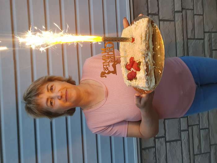 Фотография покупателя товара Свечи фонтаны для торта "Золотые искры", 10 см, 30 секунд, 4 шт - Фото 9
