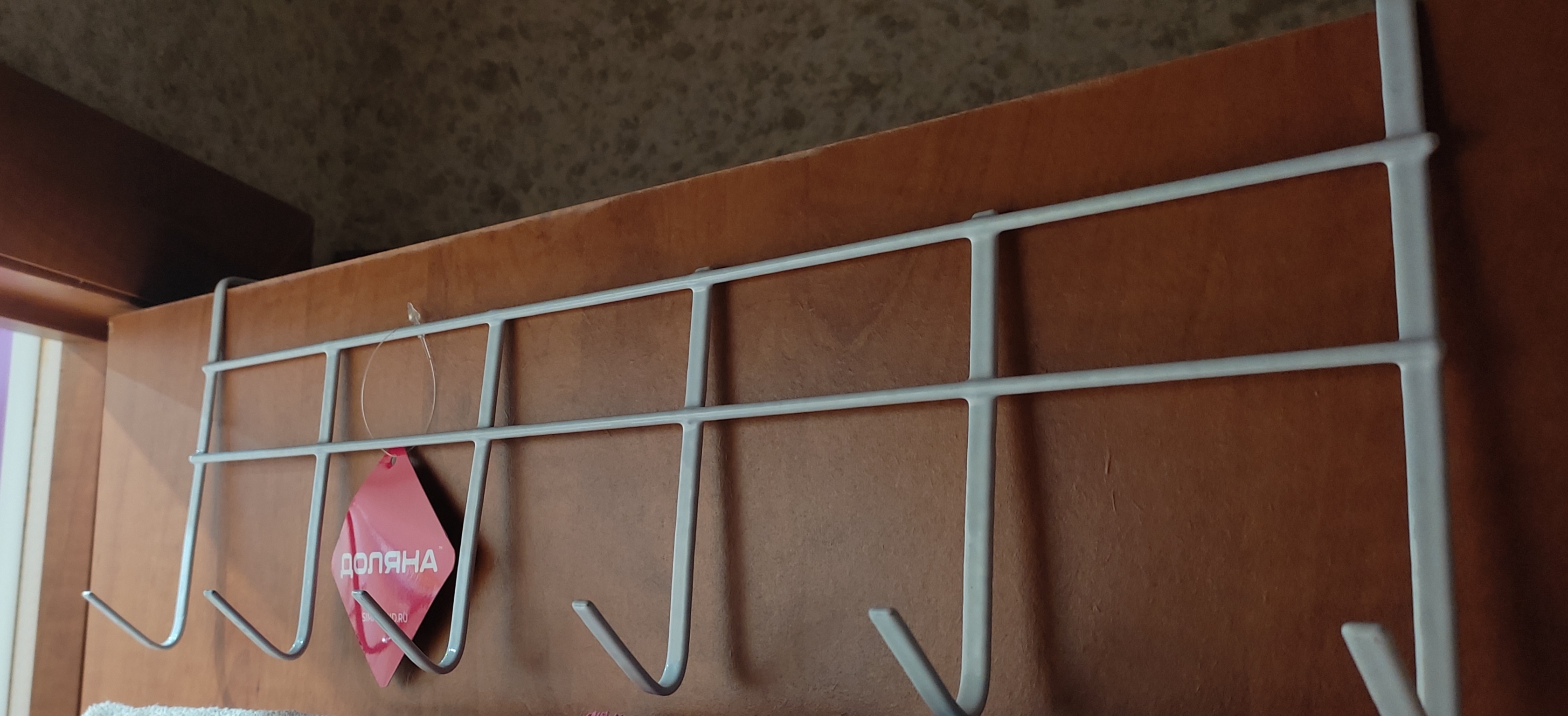 Фотография покупателя товара Вешалка на дверь на 6 крючков Доляна «Моно», 44×9×15 см, цвет белый