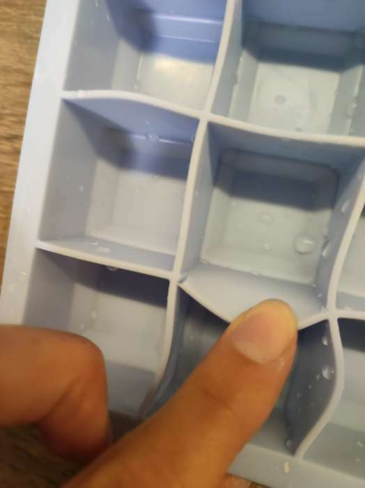 Фотография покупателя товара Форма для льда Доляна «Кубик», 11,8×18,6×2,6 см, 15 ячеек (3,2×3,2 см), цвет голубой - Фото 4